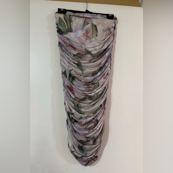 Express Floral Set Ruched Body ContourM-L - Picture 3 of 6